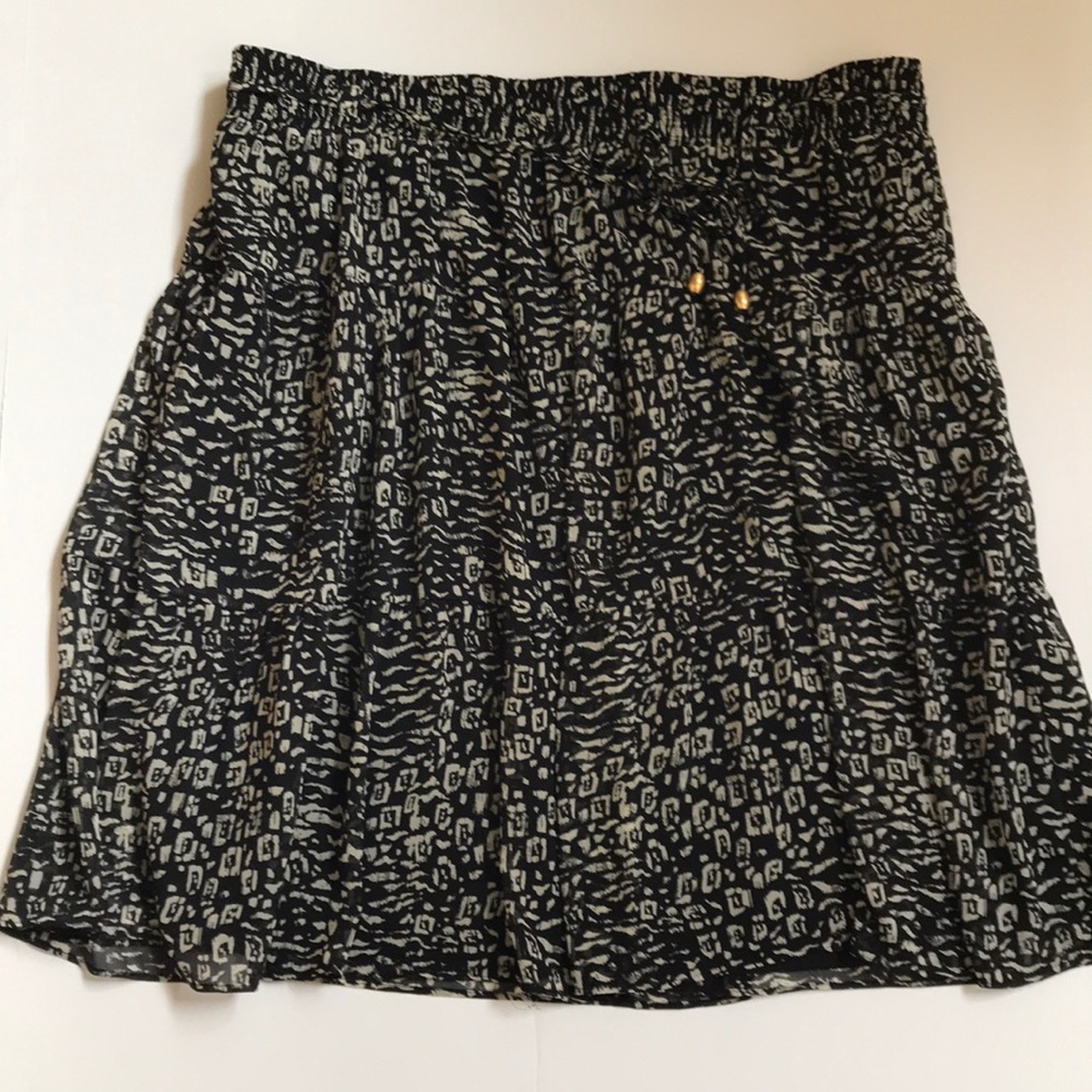 Women lift skirt